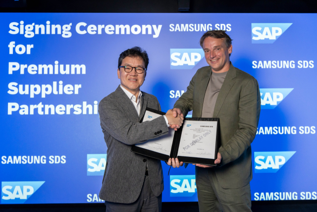 이준희(왼쪽) 삼성SDS 대표와 크리스티안 클라인 SAP 대표가 2일 독일 발도르프 SAP 본사에서 ‘RISE with SAP 프리미엄 서플라이어’ 파트너십 계약을 체결하고 기념촬영을 하고 있다. 사진 제공=삼성SDS