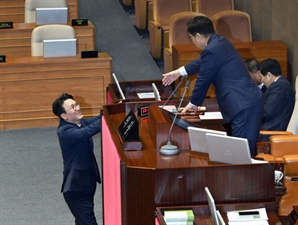 국회의장과 인사 나누는 김민석