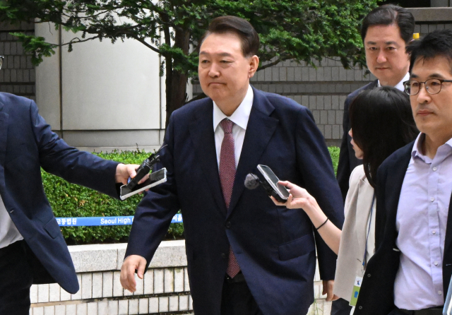 내란 특검 2차 조사 앞두고 법정 선 尹… 사건 이첩 놓고 특검과 공방전