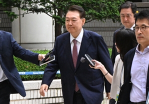 내란 특검 2차 조사 앞두고 법정 선 尹… 사건 이첩 놓고 특검과 공방전