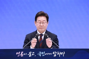 [속보] 李대통령 “노동시간 단축 반드시해야…사회적 대화로 점진적으로”