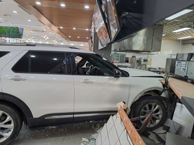 2일 오전 11시 32분께 강원 강릉시 성산면 영동고속도로 강릉 방향 대관령 휴게소에서 80대 A씨가 몰던 스포츠유틸리티 차(SUV)가 휴게소 내 식당가로 돌진했다. 사진=강릉소방서 제공