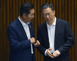 대화 나누는 법무부 장관 후보자와 민주당 대표 후보자