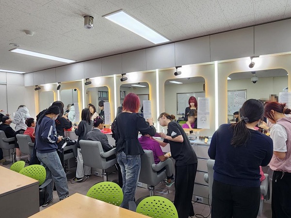 사진설명. 뷰티아트과에서 영정사진 촬영 전 헤어와 메이크업을 지원하고 있다. 종로산업정보학교 제공