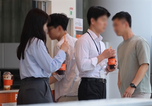 덩치만 불린 韓 서비스산업…생산성은 20년째 제자리