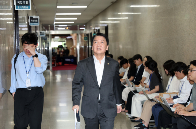 국민의힘 혁신위원장으로 내정된 안철수 의원이 2일 오후 송언석 비상대책위원장 겸 원내대표를 만나기 위해 국회 본청 원내 대표실로 향하고 있다. 연합뉴스
