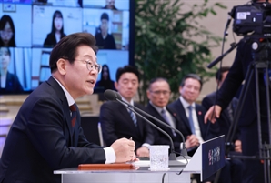 "이런 대통령 기자회견은 처음"…질문 추첨에 지역 언론도 화상 참여 '파격·탈권위'