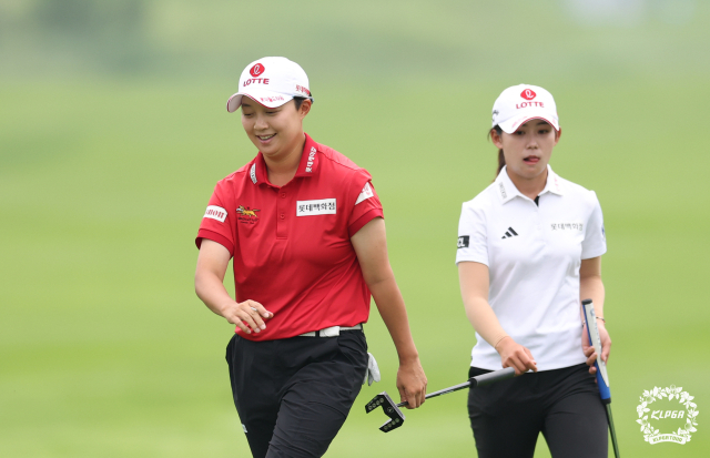 김효주(왼쪽)와 황유민이 3일 롯데 오픈 1라운드에서 같은 조로 경기하고 있다. 사진 제공=KLPGA