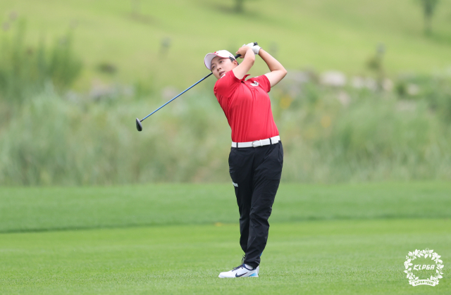 3일 롯데 오픈 1라운드 14번 홀에서 아이언 샷하는 김효주. 사진 제공=KLPGA