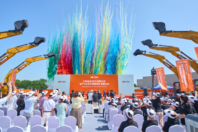 3일 중국 절강성(浙江省) 자싱시(嘉興市) 마자방로에서 열린 ‘삼양식품(절강) 자싱공장 착공식’에서 참석자들이 축포 퍼포먼스를 지켜보고 있다. 사진제공=삼양식품