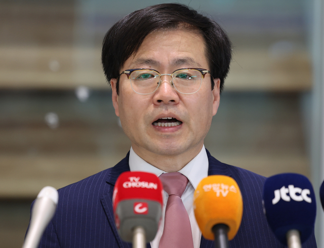 여한구 산업통상자원부 통상교섭본부장이 지난달 29일 인천공항 제2터미널을 통해 귀국하며 취재진 질문에 답하고 있다. 연합뉴스
