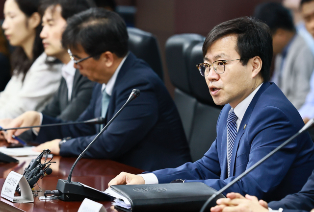 여한구(오른쪽) 산업통상자원부 통상교섭본부장이 3일 서울 종로구 한국무역보험공사 대회의실에서 열린 ‘제48차 통상추진위원회’를 주재하고 있다. 사진 제공=산업부