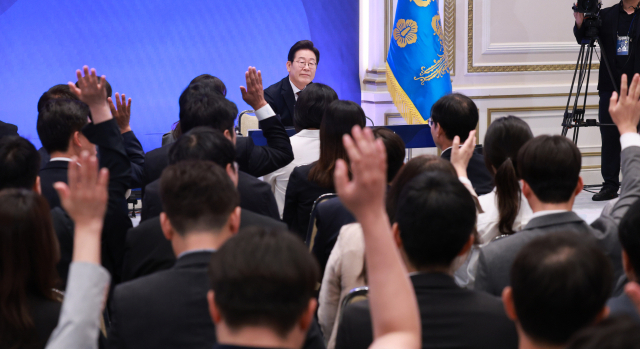 이재명 대통령이 3일 청와대 영빈관에서 열린 ‘대통령의 30일, 언론이 묻고 국민에게 답하다’ 기자회견에서 기자들의 질문을 받고 있다. 연합뉴스