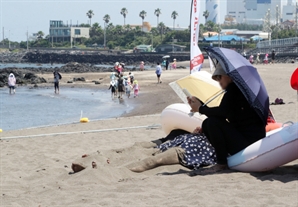 “레인부츠·우비 다 샀는데 날벼락”…제주·남부지방 ‘장마 종료’