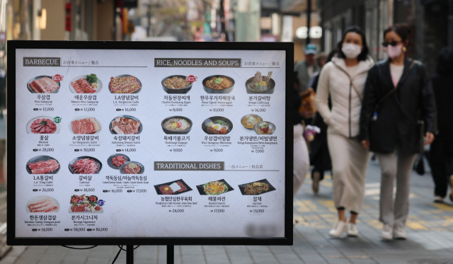 영세 음식점 중심의 韓 서비스업 벼랑끝… 프랜차이즈화로 투자 유치해야