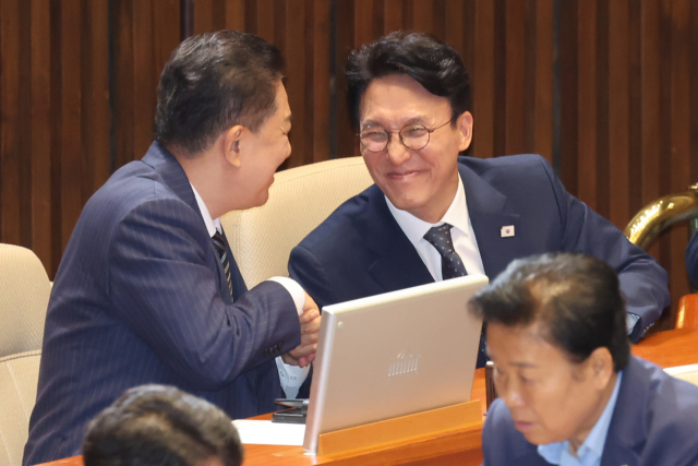 김민석(오른쪽) 총리 후보자가 3일 국회 본회의에서 임명동의안 통과 후 더불어민주당 김병기 당대표 직무대행 겸 원내대표로부터 축하받고 있다. 연합뉴스