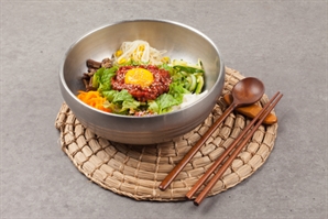 "맛있게 비벼 먹어야지"…육회비빔밥 먹은 26명 응급실行, '이 병' 뭐길래?