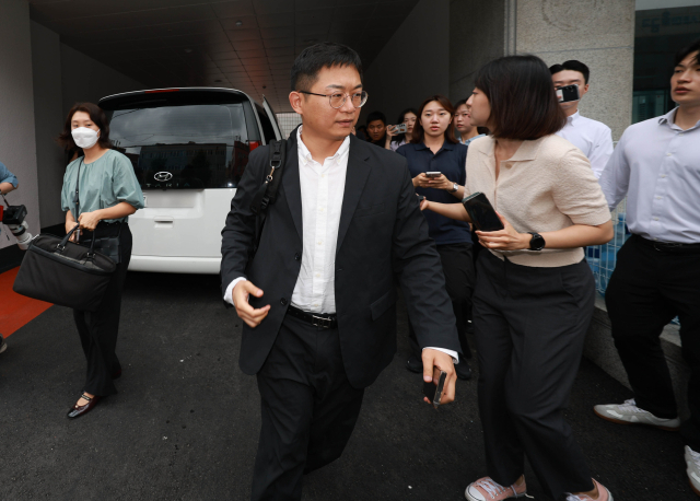 윤석열 전 대통령의 배우자 김건희 여사를 둘러싼 각종 의혹을 수사하는 민중기 특별검사팀이 삼부토건에 대한 압수수색에 나선 3일 서울 종로구 삼부토건 사무실이 입주한 건물로 특검팀 관계자들이 이동하고 있다. 연합뉴스