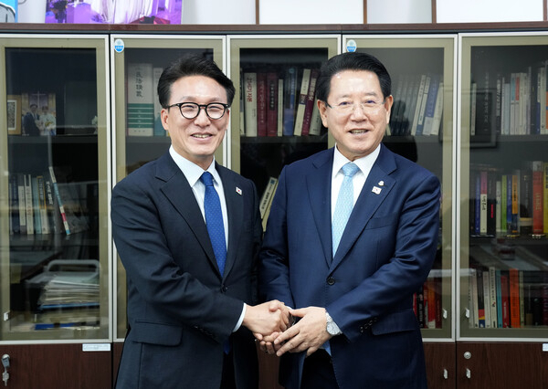 지난해 12월 20일 김영록(오른쪽) 전남도지사가 국회에서 김민석 민주당 수석최고위원을 만나 주요 도정 현안 해결을 위한 국회 차원의 협조를 요청하고 있다. 사진 제공=전라남도