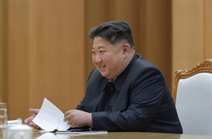 "'쌍수'는 되지만 얼굴 전체 손대면 안 돼"…北 황당한 '성형 금지' 이유 살펴보니