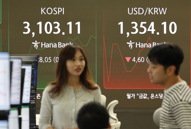 코스피가 상승 출발한 3일 서울 중구 하나은행 딜링룸에서 딜러들이 대화하고 있다. 연합뉴스