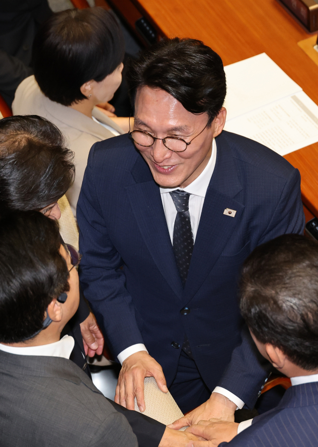 김민석 국무총리 후보자가 3일 국회 본회의에서 자신에 대한 임명동의안이 통과되자 의원들로부터 축하받고 있다. 연합뉴스