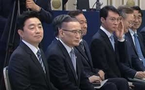 李대통령 "24시간이 모자라"…참모진 '체념' 표정 화제