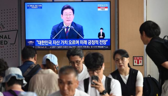 시민들이 3일 서울역에서 이재명 대통령의 취임 후 첫 기자회견 TV생중계를 시청하고 있다. 이 대통령은 취임 30일째가 되는 이날 '대통령의 30일, 언론이 묻고 국민에게 답하다'라는 제목의 기자회견을 했다. 오승현 기자