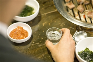 "술 끊으면 사람도 끊어야 할까? NO"…우울증 환자에게 꼭 필요한 '이것'