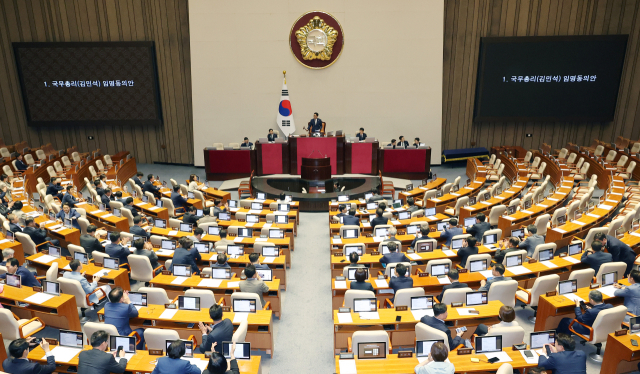 3일 국회 본회의에서 김민석 국무총리 후보자 임명동의안이 국민의힘 의원들이 불참한 가운데 통과되고 있다. 연합뉴스