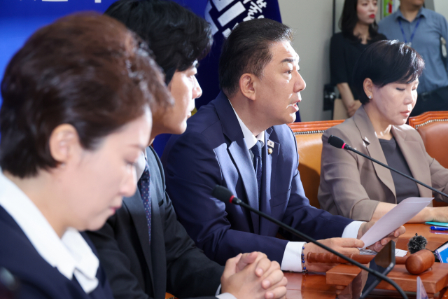 김병기 더불어민주당 대표 직무대행 겸 원내대표가 4일 오전 서울 여의도 국회에서 열린 최고위원회의에 참석해 모두 발언을 하고 있다. 뉴스1