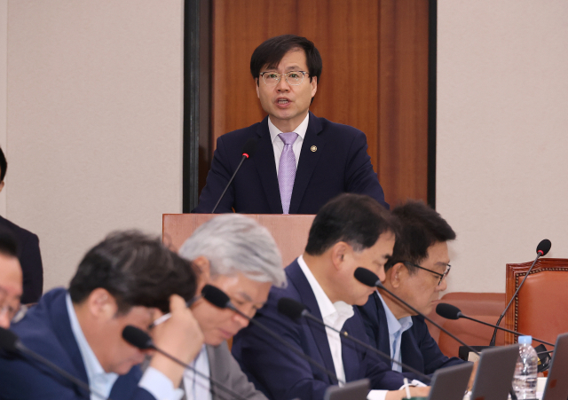 여한구 산업통상자원부 통상교섭본부장이 4일 국회에서 열린 산업통상자원중소벤처기업위원회 전체회의에 참석해 한미 관세협의 통상조약법 절차 추진 계획 등을 보고 있다. 연합뉴스.