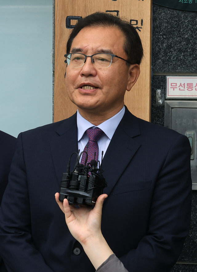 채수근 해병 순직 사건을 수사하는 순직해병 특별검사팀 이명현 특별검사가이 2일 서울 서초구 서초중앙로 특검사무실 앞에서 가진 현판식에서 발언을 하고 있다. 뉴스1