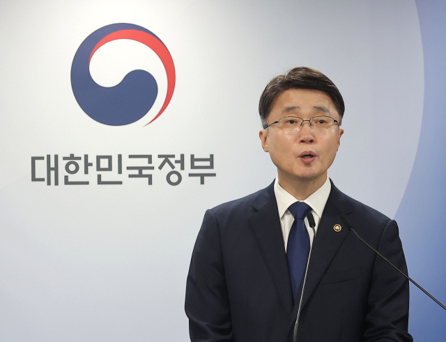 류제명 과학기술정보통신부 2차관이 4일 서울 종로구 정부서울청사에서 SK텔레콤 해킹 사태 관련 최종 조사결과를 발표하고 있다. 연합뉴스