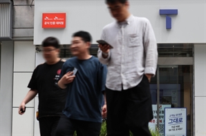 정부 “SKT, 위약금 면제해야”…비번 담긴 서버 맥없이 뚫렸다