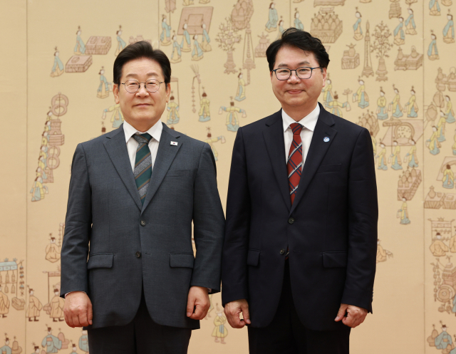 이재명 대통령이 4일 용산 대통령실에서 이한주 국정기획위원장에게 임명장을 수여한 후 기념촬영을 하고 있다. 2025.7.4 대통령실통신사진기자단