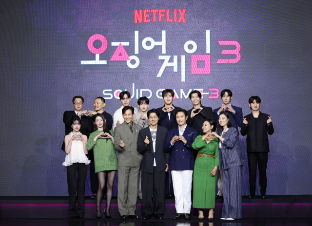 넷플릭스 시리즈 '오징어 게임' 시즌3 제작발표회에서 드라마 주역들이 포즈를 취하고 있다. 뉴스1