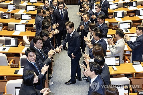 이재명 대통령이 지난달 26일 국회에서 추가경정예산 시정연설을 위해 본회의장에 입장해 더불어민주당 의원들의 박수를 받으며 인사하고 있다. 연합뉴스