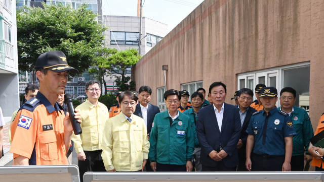 김광용(왼쪽에서 세번째) 행정안전부 재난안전관리본부장이 4일 화재 현장을 방문해 보고를 받고 있다. 사진제공=행안부