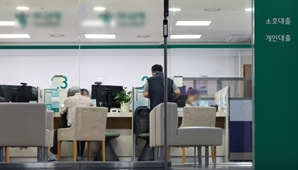 이중 규제 때리니…가계대출 72% 급감
