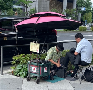 구두닦이도 QR결제…'현금 왕국' 일본, 캐시리스 열풍