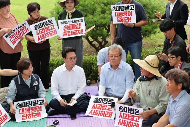 김민석(앞줄 왼쪽 두 번째) 국무총리가 4일 서울 용산 대통령실 앞에서 농성 중인 농민단체 관계자들과 면담하고 있다. 연합뉴스