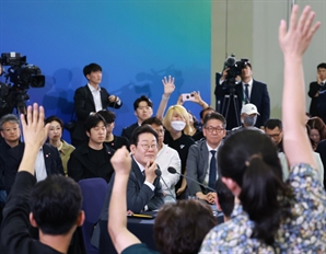 '빚 탕감 포퓰리즘' 지적에…이 대통령 "7년간 신용불량으로 버틸 수 있나"