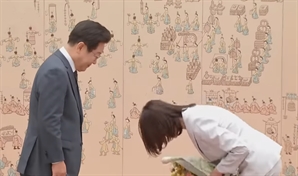 "고개 너무 숙이지 마요"…李대통령 꽃다발 받고 90도 인사, 누구?