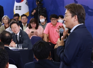 李대통령 "이번에 6억 대출제한 만드신 분"…금융위 직원 공개 칭찬