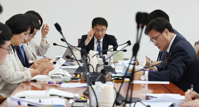 지난 2일 국회에서 열린 예산결산특별위원회의 2025년도 제2회 추가경정예산안 등 조정소위원회에서 더불어민주당 소속 한병도 위원장이 발언하고 있다. 연합뉴스