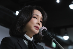 김건희 여사 발 사이즈 = 250㎜?…'신데렐라 수사' 포위망 좁혔다