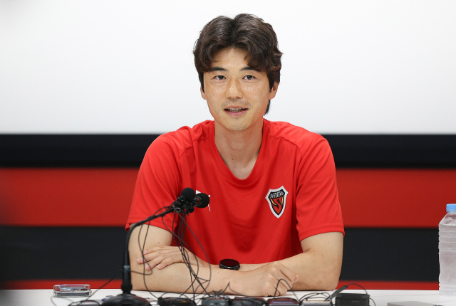 포항 스틸러스에 입단한 기성용이 4일 포항스틸러스 송라클럽하우스에서 열린 미디어데이 행사에서 입단 소감을 밝히고 있다. 연합뉴스