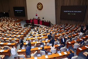與 "검찰 특활비 '개혁 완료 뒤 집행' 의견 달아 추경 처리키로"