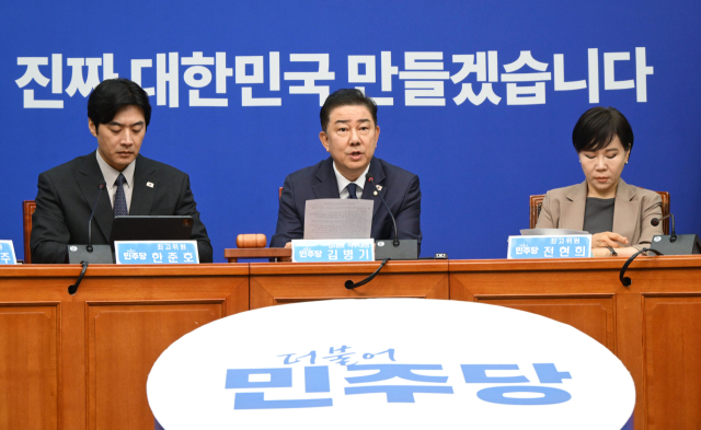 김병기(가운데) 더불어민주당 대표 직무대행 겸 원내대표가 4일 서울 여의도 국회에서 열린 최고위원회의에서 모두발언을 하고 있다. 성형주 기자 2025.07.04